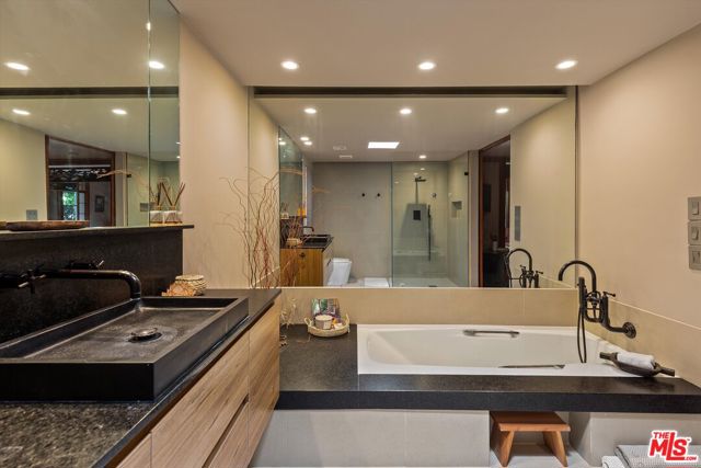 465 N Calle Rolph, Palm Springs CA: https://media.crmls.org/mediaz/5d15b10c-f515-46b2-8817-ab3de03348fc.jpg