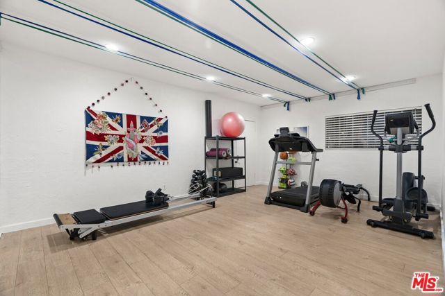 602 N Whittier Drive, Beverly Hills CA: https://media.crmls.org/mediaz/5d15d315-9598-4065-ab7a-4bd2d769317e.jpg