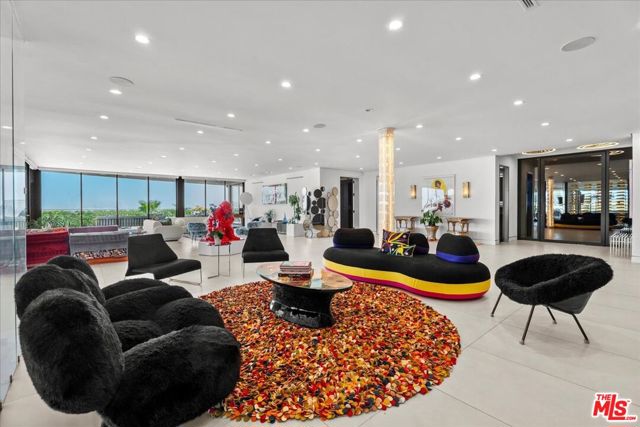 2284 Hercules Drive, Los Angeles CA: https://media.crmls.org/mediaz/5d169507-70d5-421c-b176-5eb1d328bc66.jpg