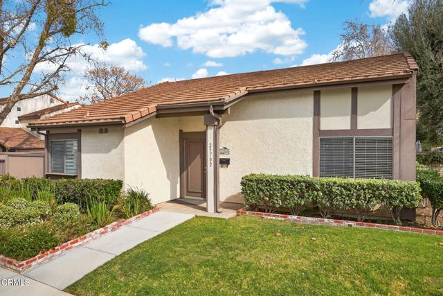 Detail Gallery Image 4 of 46 For 25702 Vista Fairways Dr, Valencia,  CA 91355 - 2 Beds | 2 Baths