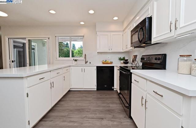 573 Junipero St, Pleasanton CA: https://media.crmls.org/mediaz/5d17e8b4-36fb-4f6c-8740-9fabf42f0702.jpg