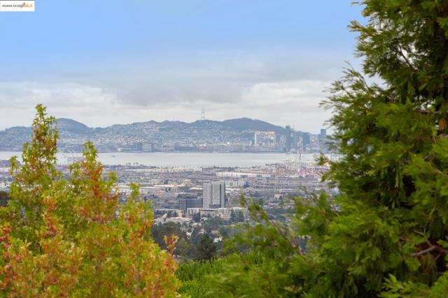 6475 Swainland Rd, Oakland CA: https://media.crmls.org/mediaz/5d197e24-6149-4f03-bf37-acf39a5d858f.jpg
