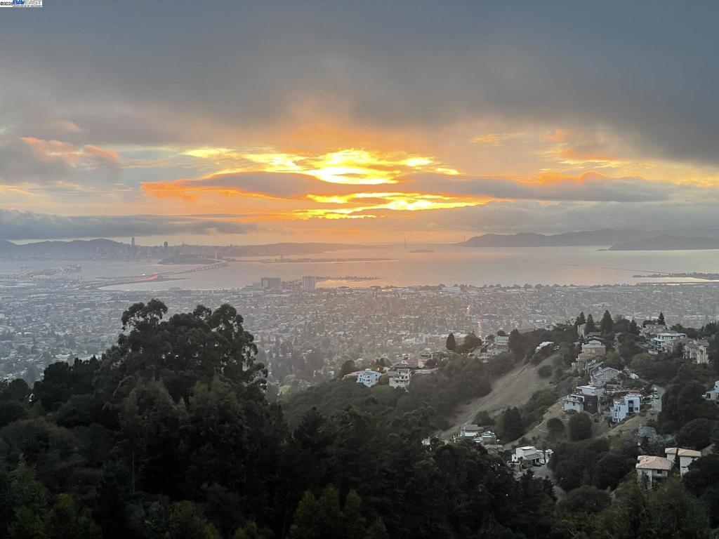 https://media.crmls.org/mediaz/5d19f8a4-7bc2-43fc-a9c6-f2f8ddf3b80d.jpg?preset=X-Large