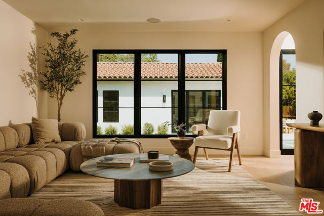 446 N Croft Avenue, Los Angeles CA: https://media.crmls.org/mediaz/5d1a820b-36ce-4c61-9e55-33226d011e14.jpg