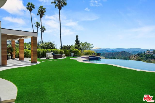 455 Castle Place, Beverly Hills CA: https://media.crmls.org/mediaz/5d1b7387-41c2-4943-84f9-bf21ed5280bf.jpg