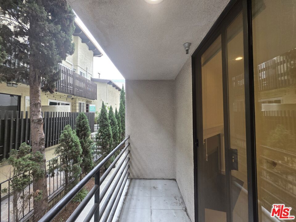 https://media.crmls.org/mediaz/5d1bd0c4-8f4c-40a5-93d8-2432f90aed3f.jpg?preset=X-Large