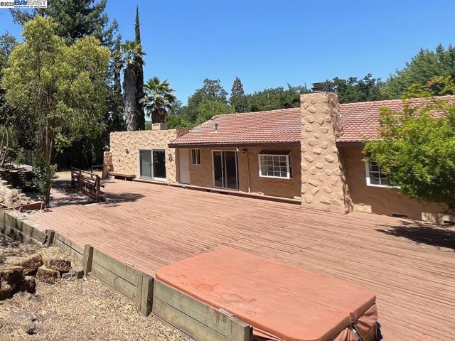 1071 Stone Valley Rd, Alamo CA: https://media.crmls.org/mediaz/5d1c8ffc-94ce-488c-b9a9-1059fa59ca14.jpg