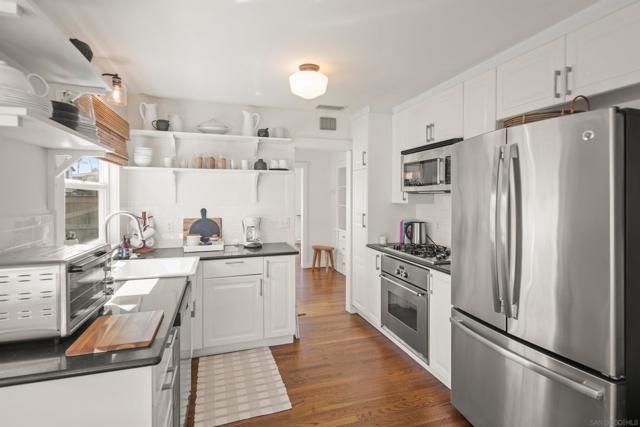 950 Olive Ave, Coronado CA: https://media.crmls.org/mediaz/5d1ccd6e-d066-4d69-8d4d-95036d7476c6.jpg