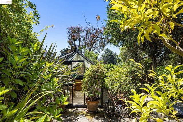 1971 Hoover Ave, Oakland CA: https://media.crmls.org/mediaz/5d1e3dd3-a4d8-4c78-84e1-97a9d3ba3123.jpg