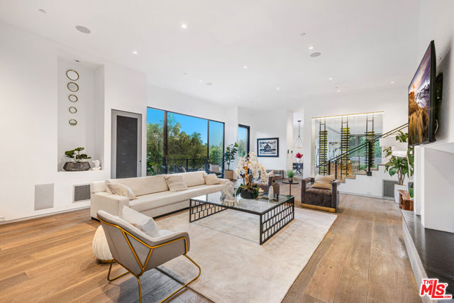 727 N Beverly Glen Boulevard, Los Angeles CA: https://media.crmls.org/mediaz/5d1e5afa-b64b-49e1-b16f-df0040041d82.jpg