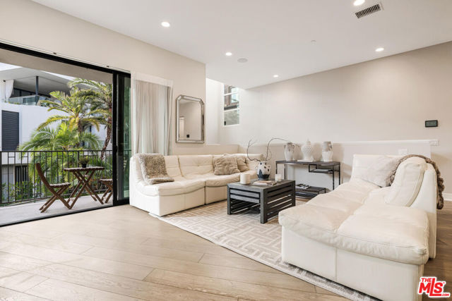 5929 Coral Place, Playa Vista CA: https://media.crmls.org/mediaz/5d1eac28-1581-41a9-a5dc-e5af03f35d69.jpg