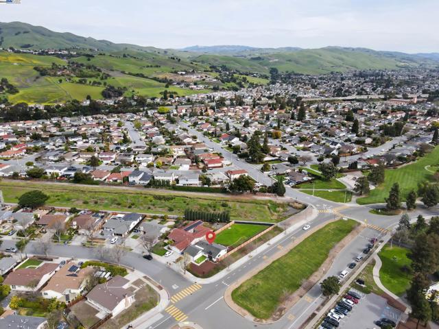 1300 Cirolero St, Milpitas CA: https://media.crmls.org/mediaz/5d1f80e9-26ba-4acc-b3d4-c940cae73d66.jpg