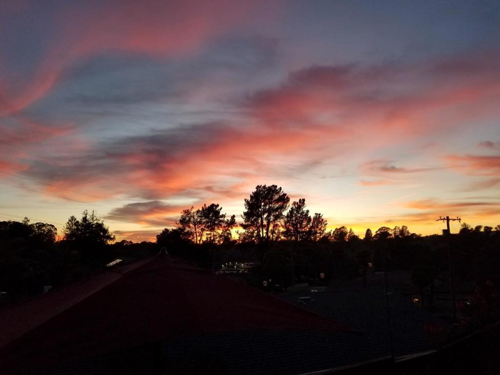https://media.crmls.org/mediaz/5d1fba02-a6d9-42d3-9018-cca65f1e550c.jpg?preset=X-Large
