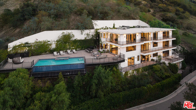 3820 Knobhill Drive, Sherman Oaks CA: https://media.crmls.org/mediaz/5d2059f4-ea80-483f-9b14-2d865fa8c717.jpg