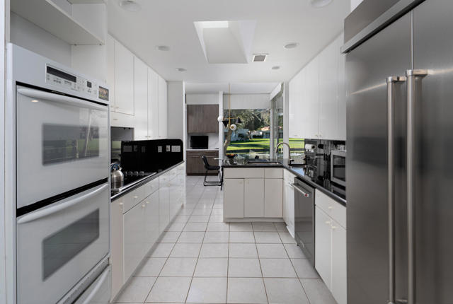 337 Westlake Terrace, Palm Springs CA: https://media.crmls.org/mediaz/5d207e20-1f96-46a9-9475-b1759b7e9a42.jpg