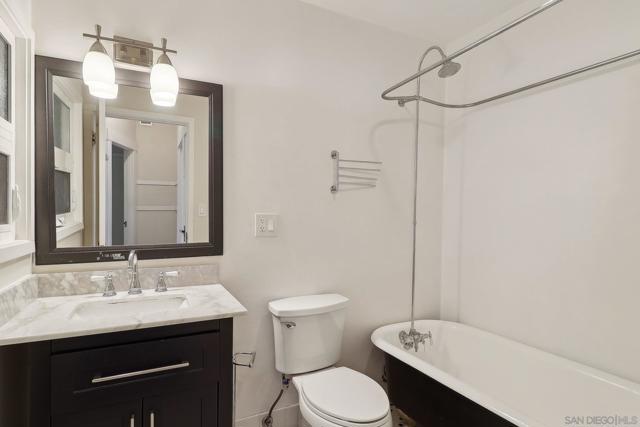 233 Hawthorn St, San Diego CA: https://media.crmls.org/mediaz/5d210574-4cce-4280-af65-9e4c697d740c.jpg