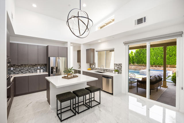562 Skylar Lane, Palm Springs CA: https://media.crmls.org/mediaz/5d217ec2-ed4f-473d-826e-4cbf7d648d0a.jpg