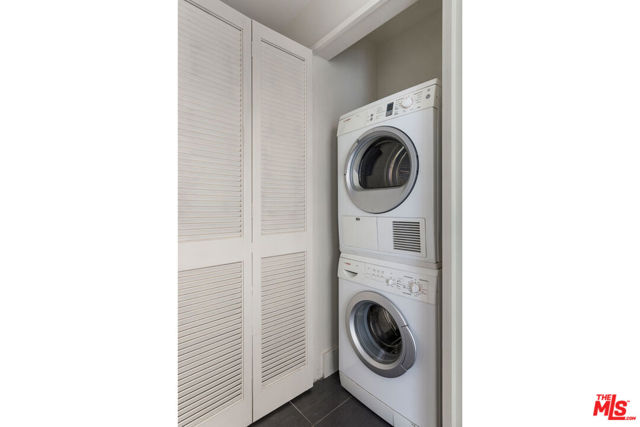 460 S Spring Street, Los Angeles CA: https://media.crmls.org/mediaz/5d21a940-ebd5-45f1-84f6-c14f6919daf4.jpg