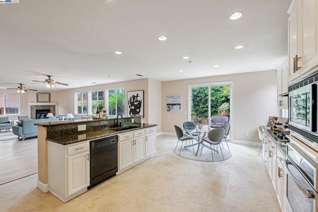 141 Pescara Blvd, Brentwood CA: https://media.crmls.org/mediaz/5d22726b-c2e3-429d-9d10-0960d2e73851.jpg