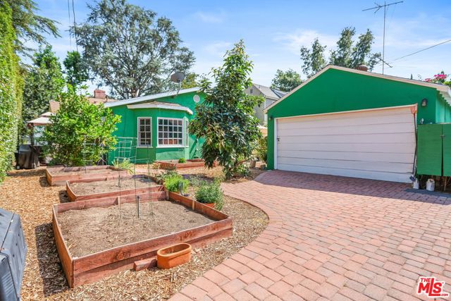 3007 W Clark Avenue, Burbank CA: https://media.crmls.org/mediaz/5d22e661-caa9-4dc9-a618-68077d9250b4.jpg