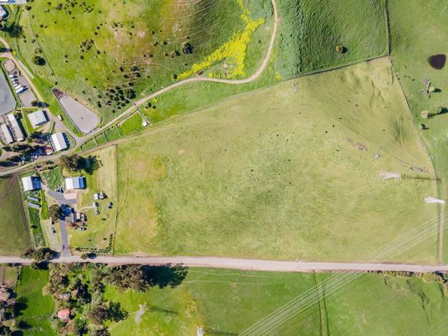 5135 Andrade Rd, Sunol CA: https://media.crmls.org/mediaz/5d237fca-1f28-43dd-9f93-ef9669cfb85d.jpg