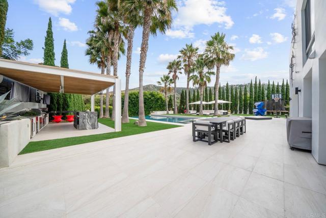 Detail Gallery Image 18 of 50 For 7713 Esterel Dr, La Jolla,  CA 92037 - 5 Beds | 5/1 Baths