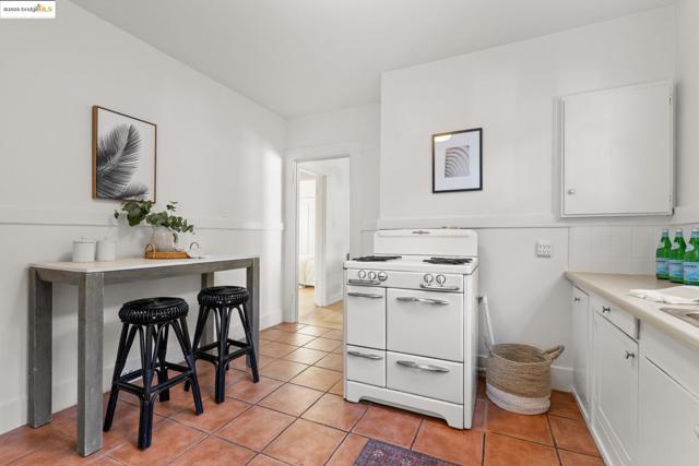 4008 Woodruff Ave, Oakland CA: https://media.crmls.org/mediaz/5d24dd9f-3eb7-4b9b-83c1-8a39c23e1875.jpg