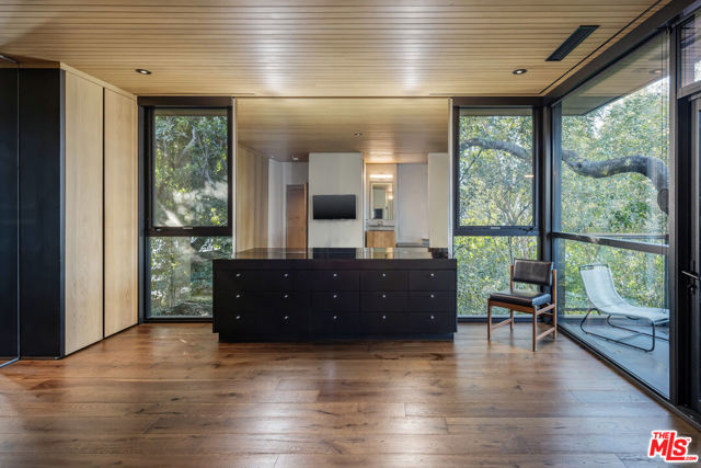 9551 Oak Pass Road, Beverly Hills CA: https://media.crmls.org/mediaz/5d252c16-4ce8-4cc0-bcde-b639a588e1fe.jpg