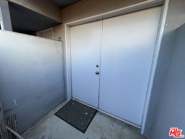 555 Rose Avenue, Venice CA: https://media.crmls.org/mediaz/5d269bfa-3b48-46c4-acbd-e56bf346778c.jpg