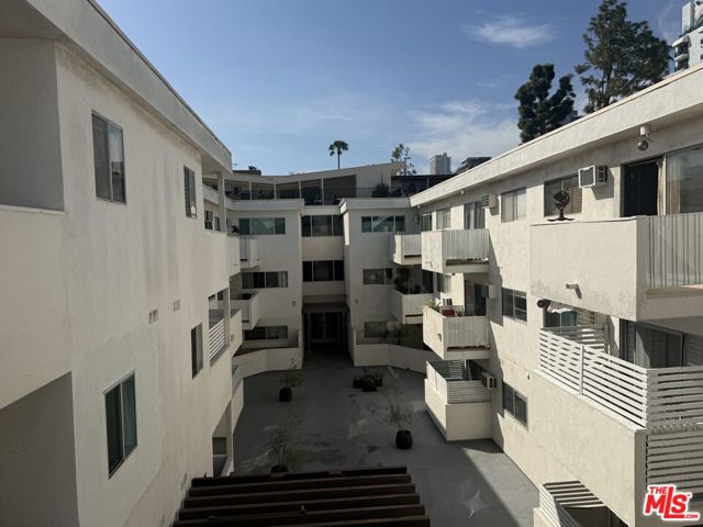 960 Larrabee Street, 321 photo 3