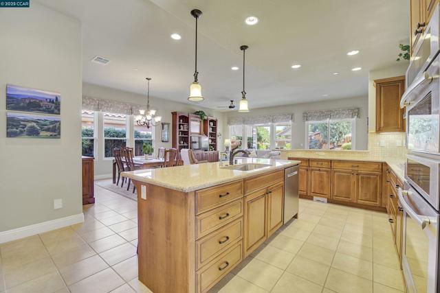 1648 Chianti Ln, Brentwood CA: https://media.crmls.org/mediaz/5d26dd6c-44f9-4aec-85bb-0f465adf768e.jpg