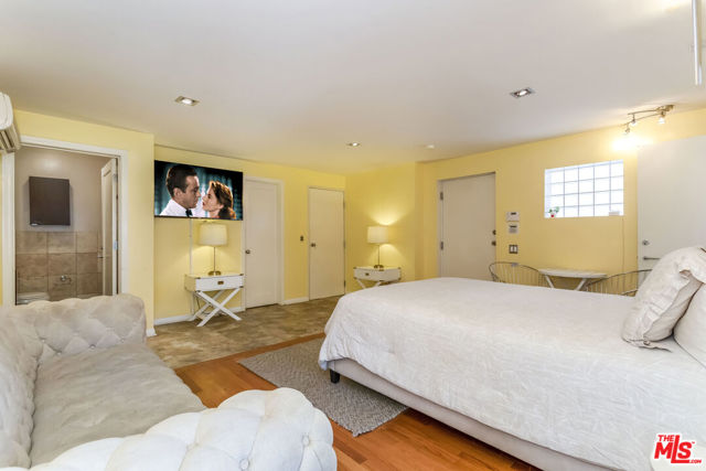 8783 Lookout Mountain Avenue, Los Angeles CA: https://media.crmls.org/mediaz/5d27464e-cabc-4e99-9bbc-06592bfbf5a3.jpg