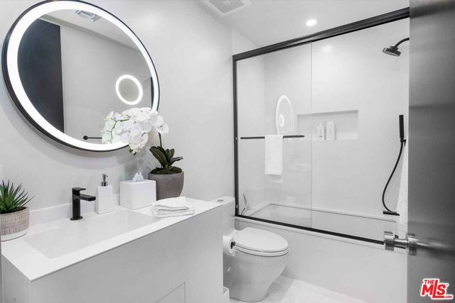 27120 Sea Vista Drive, Malibu CA: https://media.crmls.org/mediaz/5d275c82-bab2-481f-8387-59326aa88ed0.jpg