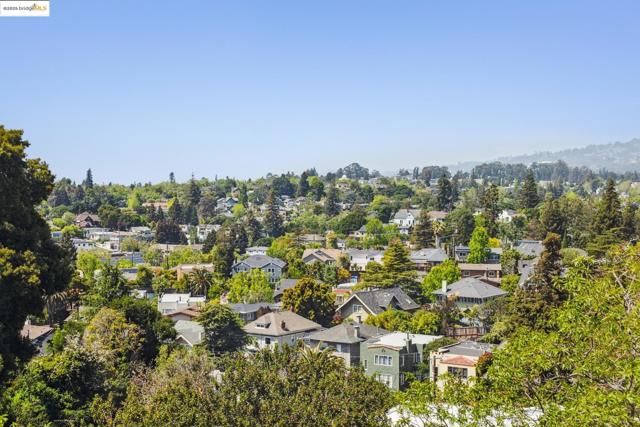 1015 Warfield Ave, Oakland CA: https://media.crmls.org/mediaz/5d27aead-f906-4a0c-a7c1-62e6de0821f7.jpg