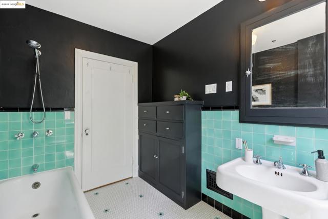 924 Trestle Glen Rd, Oakland CA: https://media.crmls.org/mediaz/5d2861f6-e388-4983-9488-e9e4056d206b.jpg