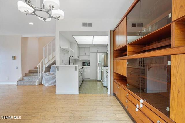 17842 Magnolia Boulevard, Encino CA: https://media.crmls.org/mediaz/5d28c7e9-24ca-4b80-9d49-dd5d9f95b95b.jpg
