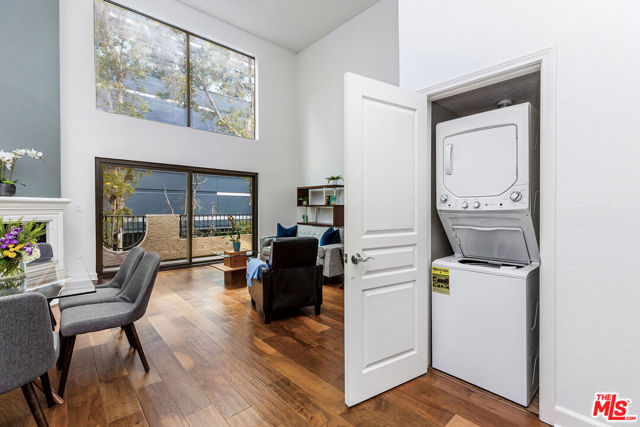 1633 S Bentley Avenue, Los Angeles CA: https://media.crmls.org/mediaz/5d28f568-47fd-4d18-8307-c83509e192ea.jpg
