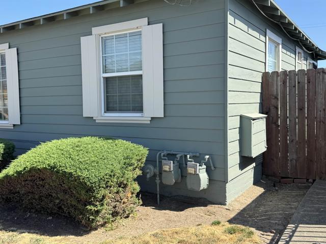 10407 Pontiac Street, Oakland CA: https://media.crmls.org/mediaz/5d28fb02-2408-42be-84a2-2d1363add8fe.jpg