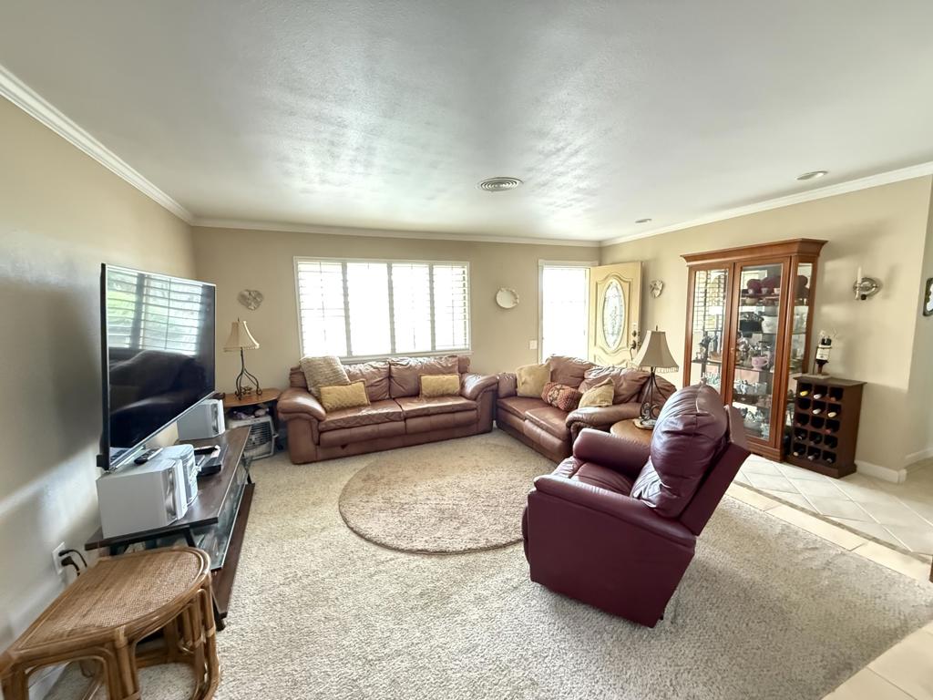 https://media.crmls.org/mediaz/5d2a3f8d-1f22-4f94-8ee3-e2a5e1e67cb3.jpg?preset=X-Large