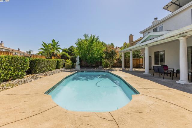261 Kelley Mist Ct, Tracy CA: https://media.crmls.org/mediaz/5d2ad266-66fe-454f-baf2-bcfbab83999b.jpg