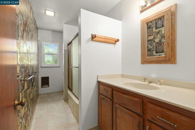 305 Overhill Rd, Orinda CA: https://media.crmls.org/mediaz/5d2ba5b2-a3f5-4a4b-8b3c-6560fc04c5db.jpg