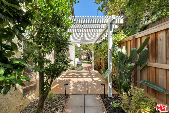 603 Racquet Club Lane, Thousand Oaks CA: https://media.crmls.org/mediaz/5d2bd1dd-f6b7-41b2-8fe9-74f6b8047054.jpg