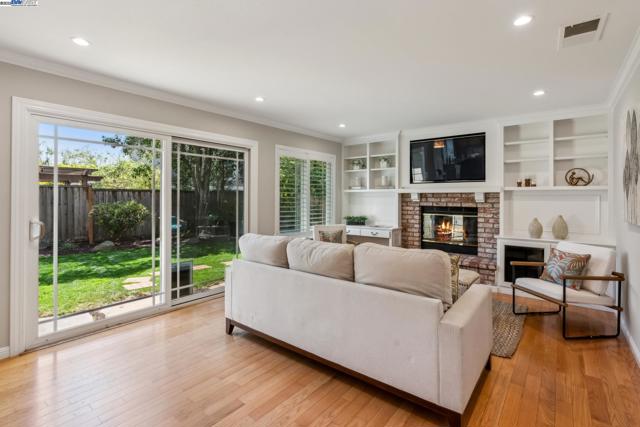 82 Applegate Way, Alameda CA: https://media.crmls.org/mediaz/5d2cf678-3250-4a94-a566-226f6d757354.jpg