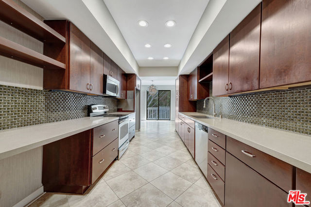 8871 Burton Way, Los Angeles CA: https://media.crmls.org/mediaz/5d2ea002-3f32-4f3a-81d0-6926b62b671e.jpg