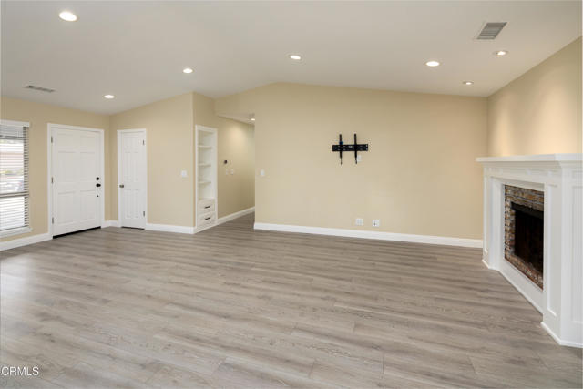 1660 Hobart Drive, Camarillo CA: https://media.crmls.org/mediaz/5d2eb8c0-38f5-4bd5-af05-ee6b5c1ad69c.jpg