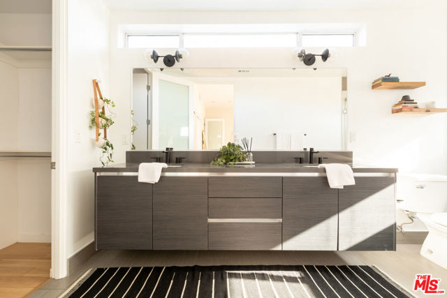 1201 N Las Palmas Avenue, Los Angeles CA: https://media.crmls.org/mediaz/5d2f646d-e24d-41ea-bb74-ea04c2e9a237.jpg