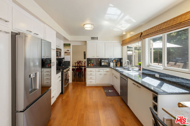 3735 Montuso Place, Encino CA: https://media.crmls.org/mediaz/5d2fc8dd-1211-43dd-833c-1076aa786103.jpg