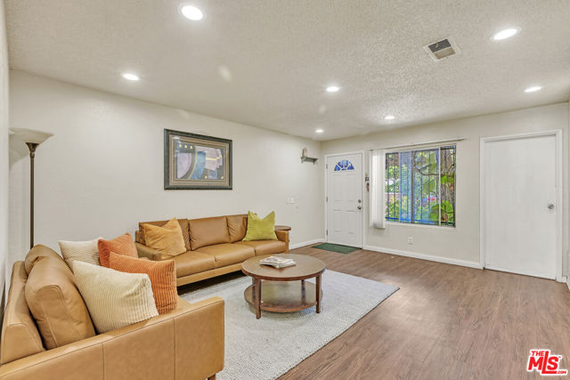 433 E 97th Street, Los Angeles CA: https://media.crmls.org/mediaz/5d30cfc8-6e95-4e78-a437-dcd388df5d36.jpg