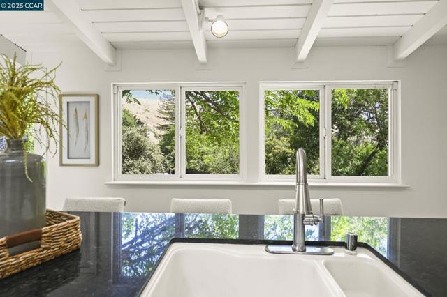 3352 Betty Ln, Lafayette CA: https://media.crmls.org/mediaz/5d30ee9b-541d-4dbf-83da-2ebd2cca676e.jpg