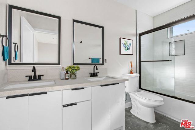 1724 Menlo Avenue, Los Angeles CA: https://media.crmls.org/mediaz/5d313a29-f689-4e65-a483-45856912ff3c.jpg